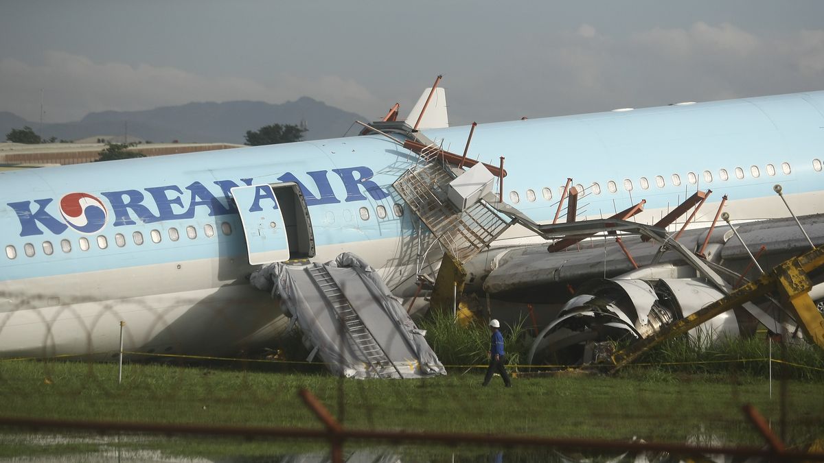 Tvrdé přistání na Filipínách. Letadlo se 162 cestujícími sjelo z ranveje, přišlo o kus přídě